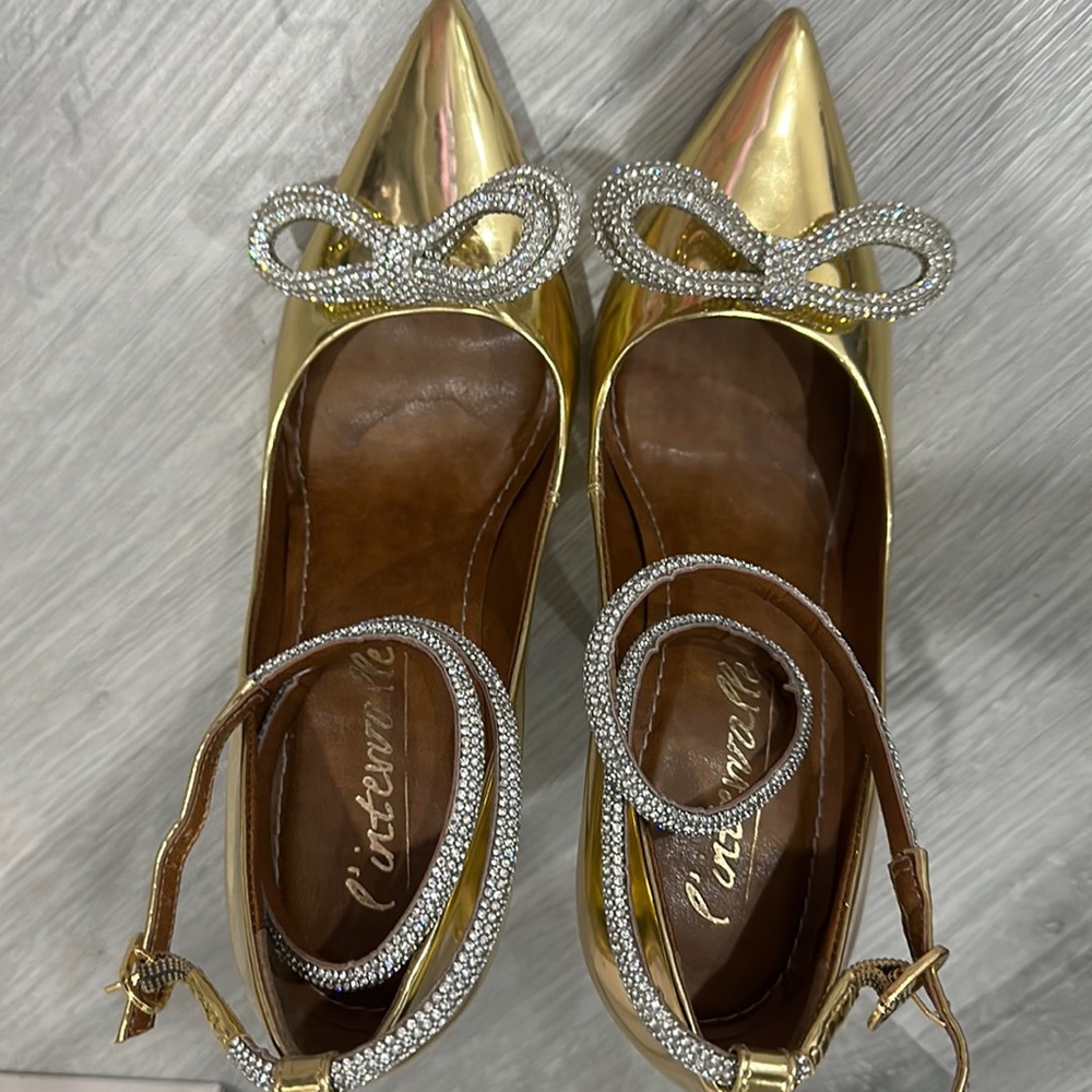Amara Gold shoes. 8.5US Pumps. Dazzling bows that sparkle.